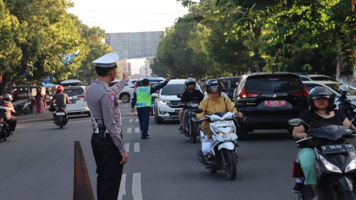 ratusan polisi di cilacap turun ke jalan raya