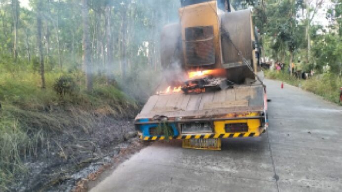 Truk Berisi Tundem Roller di Cilacap Terbakar