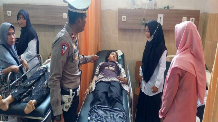 Polisi sambangi korban kecelakaan di Cilacap