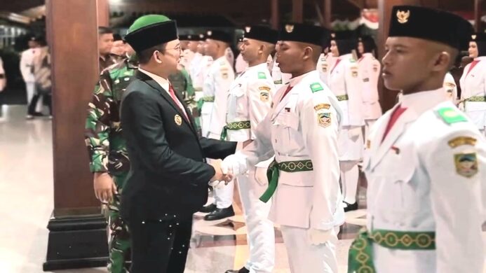 30 Pasukan Pengibar Bendera (Paskibra) Banyumas resmi dikukuhkan Pj Bupati pada Kamis 15 Agustus 2024 malam