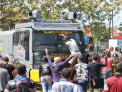 Ratusan Massa Geruduk Gudang Logistik KPU Cilacap, Ada Apa?