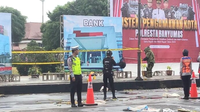 Salah satu adegan penjinakan bom yang dilakukan oleh Tim Gegana Polresta Banyumas pada Sispamkota 2024