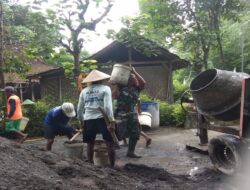 Pererat Silaturahmi, Babinsa Koramil Gemolong Sragen Bantu Pengecoran Jalan