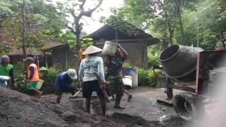 Pererat Silaturahmi, Babinsa Koramil Gemolong Sragen Bantu Pengecoran Jalan