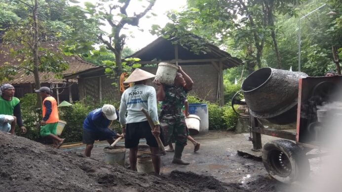 pererat silaturahmi babinsa koramil gemolong sragen bantu pengecoran jalan