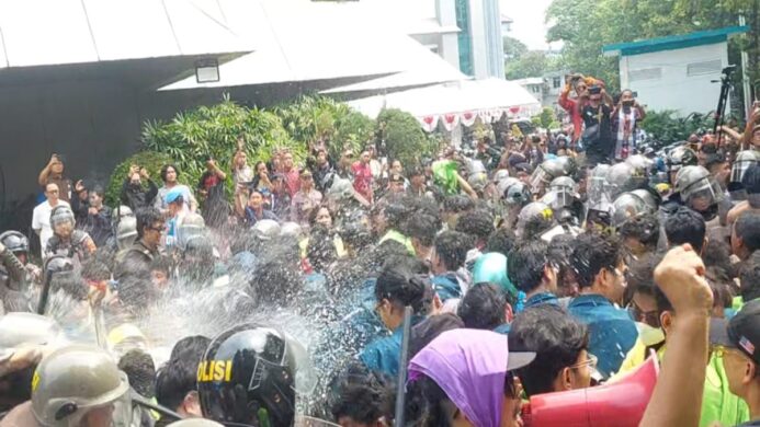 polda jateng tembakan water canon ke peserta unjuk rasa