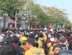 Berakhir Ricuh, Demo Tolak Revisi UU Pilkada di Purwokerto