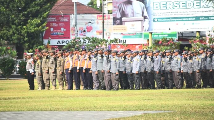 Polresta Banyumas bersama Pemkab Banyumas gelar apel pasukan Operasi Mantap Praja Candi di Alun alun Purwokerto pada Jum'at