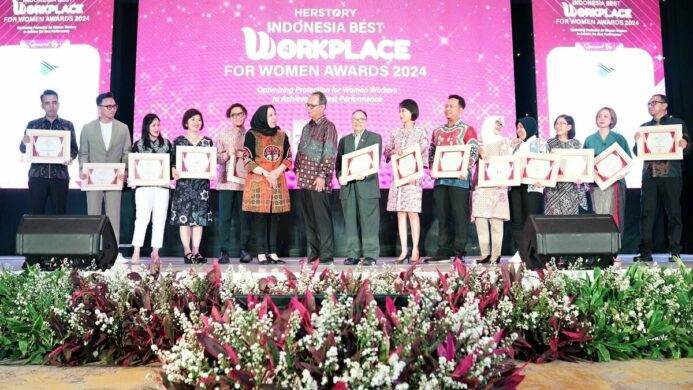 Sesi foto bersama seluruh pemenang Indonesia Best Workplace for Women 2024 in Encouraging Employee Welfare and Equality yang digelar pada Jumat, 23 Agustus