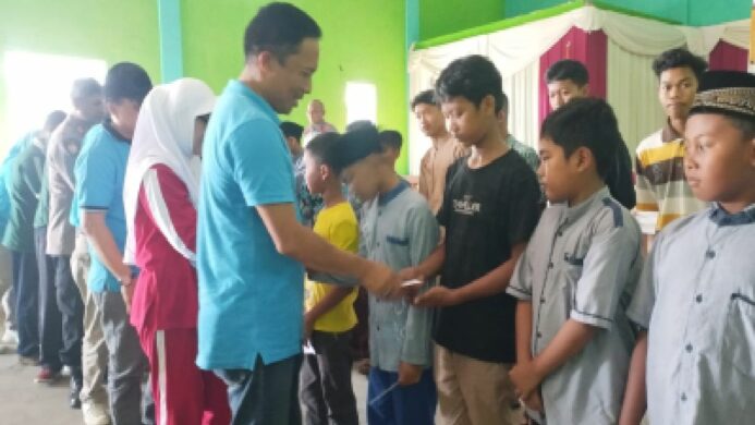 Sekda Cilacap, Awaluddin Muuri memberikan santunan kepada Anak Yatim di Desa Wanareja