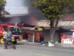 Warung Mie Ayam dan Sembako di Jalan MT Haryono Cilacap Terbakar