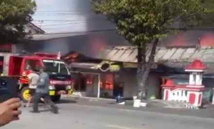Warung Mie Ayam dan Sembako di Jalan MT Haryono Cilacap Terbakar