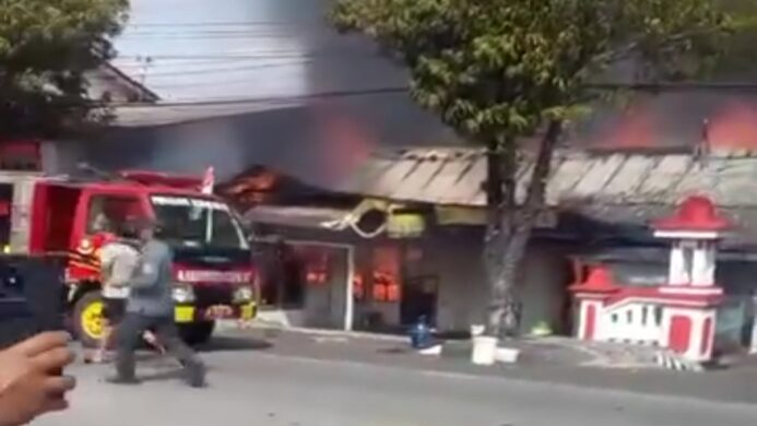 Warung Sembako dan Mie Ayam di Jalan MT Haryono, Cilacap Selatan Terbakar