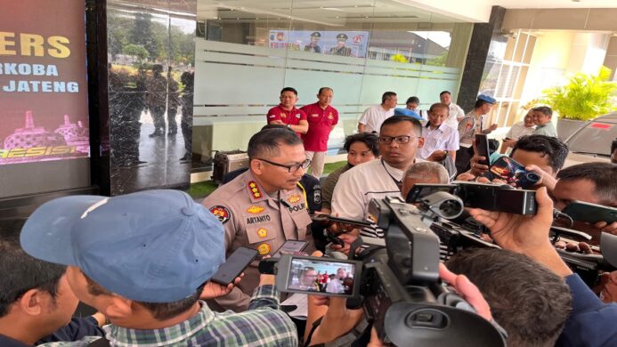 Kabidhumas Polda Jateng Kombes Pol Artanto saat diwawancara awak media di Mapolda Jateng