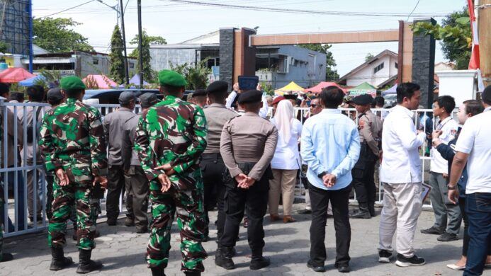 polresta cilacap lakukan pengamanan pendaftaran calon bupati cilacap tahun 2024