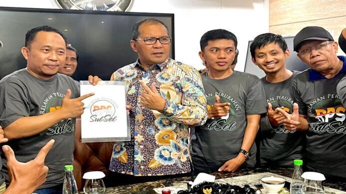 danny raih penghargaan tokoh peduli masyarakat pesisir rps ini baik untuk sulsel