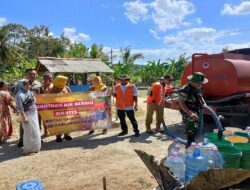 Babinsa Koramil 16 Wanareja Distribusikan Air Bersih untuk Warga yang Terdampak Kekeringan