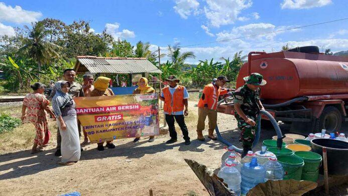 Babinsa Koramil 16 Wanareja Distribusikan Air Bersih untuk Warga yang Terdampak Kekeringan