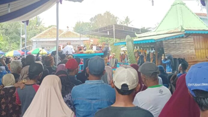 Ribuan masyarakat menyaksikan upacara Tradisi Penjamasan Jimat di Desa Wisata Kalisalak Kebasen 17 September 2024