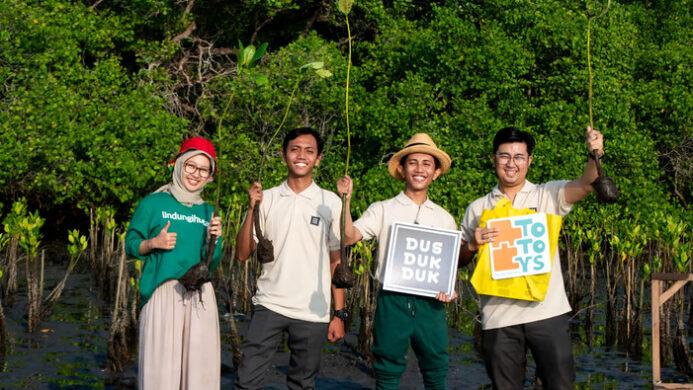 Penanaman mangrove oleh Dus Duk Duk di Teluk Benoa Bali