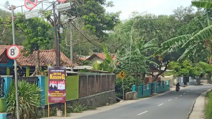 Spanduk yang berisi ajakan untuk mencoblos kotak kosong bermunculan di ruas Jalan Alternatif Purwokerto Cilacap via Kebasen