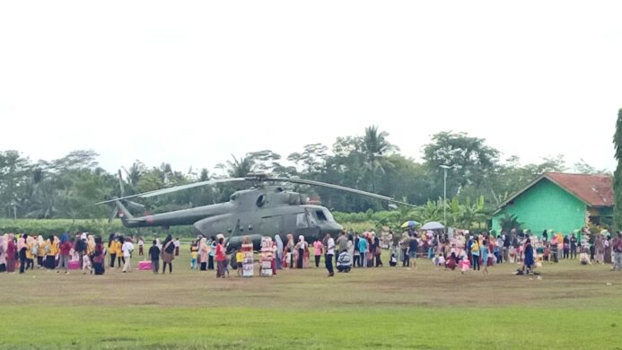 Helikopter TNI Mendarat di Lapangan Desa Rawalo Banyumas