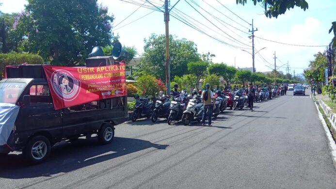 Konvoi Ratusan Ojol di Banyumas Raya Gelar Demo di Depan Kantor Pemkab Banyumas Pada Kamis 24 Oktober 2024