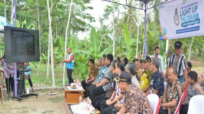 kegiatan memperingati hari listrik nasional PLN lakukan pemasangan 3654 instalasi listrik gratis di Jeruklegi Wetan