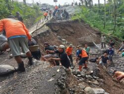 Gotong Royong Warga Desa Panusupan Rembang Bantu Perbaikan Jalan Longsor