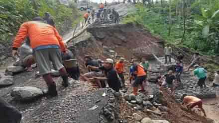 Gotong Royong Warga Desa Panusupan Rembang Bantu Perbaikan Jalan Longsor