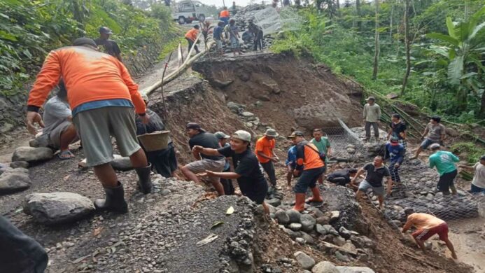 Gotong Royong Warga Desa Panusupan Rembang Bantu Perbaikan Jalan Longsor pada Senin 25 November 2024