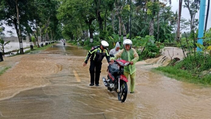 Banjir Lumpuhkan Jalan, Polresta Cilacap Bergerak Cepat Atur Lalu Lintas