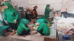 Peduli Kemanusiaan, Persit KCK Ranting 12, Koramil 11 Sidareja Masak untuk Pengungsi Banjir