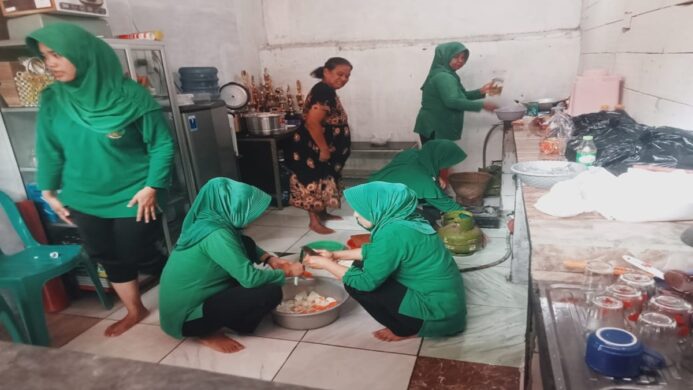 Persit KCK Ranting 12 Koramil 11 Sidareja masak untuk pengungsi banjir