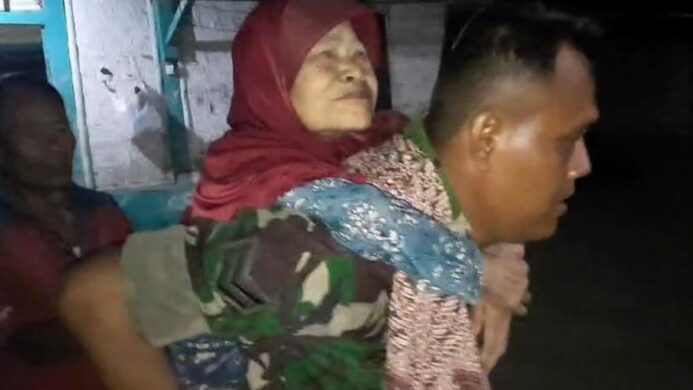 Sertu Agus Taufik Hidayat evakuasi tuna netra saat banjir di Sidareja Cilacap