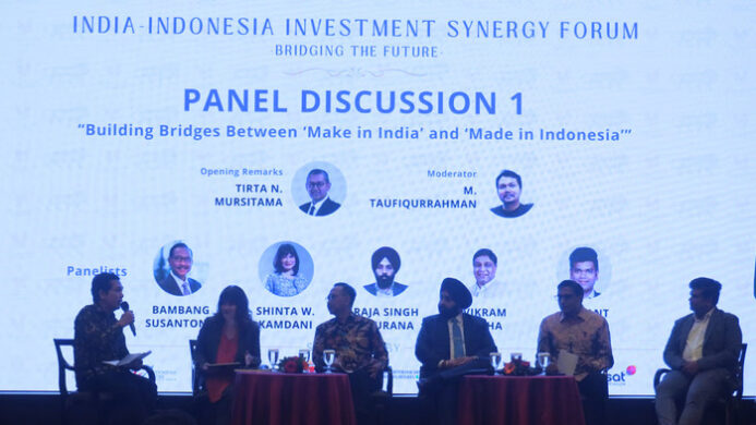 Dari kiri ke kanan Pemimpin Redaksi The Jakarta Post; Ketua Umum APINDO; Mantan Wakil Presiden ADB; Wakil Presiden Invest India; CEO Indosat Ooredoo Hutchison; dan Direktur RR Global