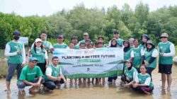 PT Mitra Adiperkasa dan PT MAP Aktif Adiperkasa bersama LindungiHutan Tanam 1.500 Mangrove di Pantai Bahagia Bekasi