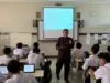 ilustrasi siswa dan guru dalam proses belajar mengajar