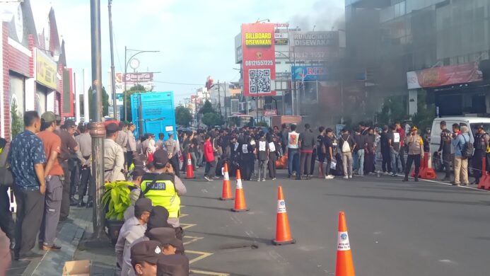 Mahasiswa Unjuk Rasa Tolak PPN 12 persen di Alun alun Purwokerto Jumat 27 Desember 2024 sore