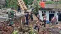 Turap Jalan Longsor, Babinsa Cimanggu Sigap Laksanakan Karya Bakti