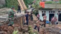 Turap Jalan Longsor, Babinsa Cimanggu Sigap Laksanakan Karya Bakti