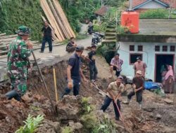 Turap Jalan Longsor, Babinsa Cimanggu Sigap Laksanakan Karya Bakti