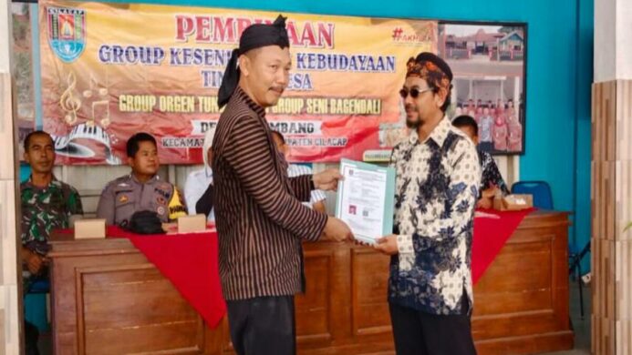 Kepala Dinas Pendidikan dan Kebudayaan Kabupaten Cilacap melalui Kepala Bidang Kebudayaan memberikan Sertifikat kepada Lembaga Kesenian dan Kebudayaan sebagai bentuk perlindungan budaya sesuai amanat UU Pemajuan Kebudayaan Nomor 5 Tahun 2017