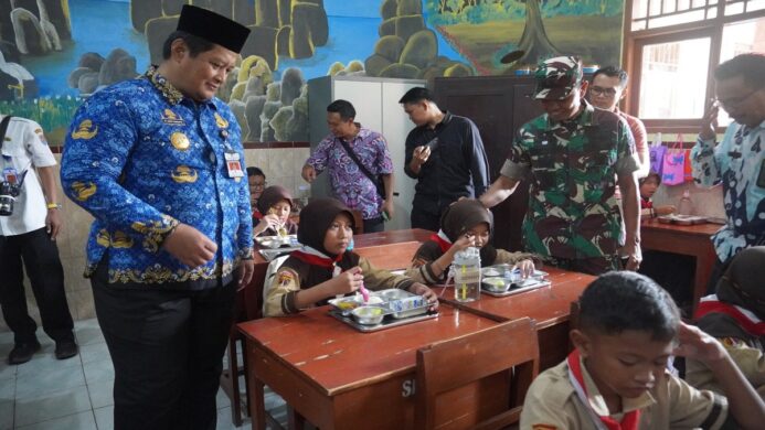 Pj Bupati Cilacap Pantau Distribusi Makan Bergizi Gratis di Sekolah