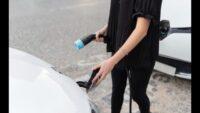 Tips Aman Mengisi Daya Baterai Mobil di Musim Hujan