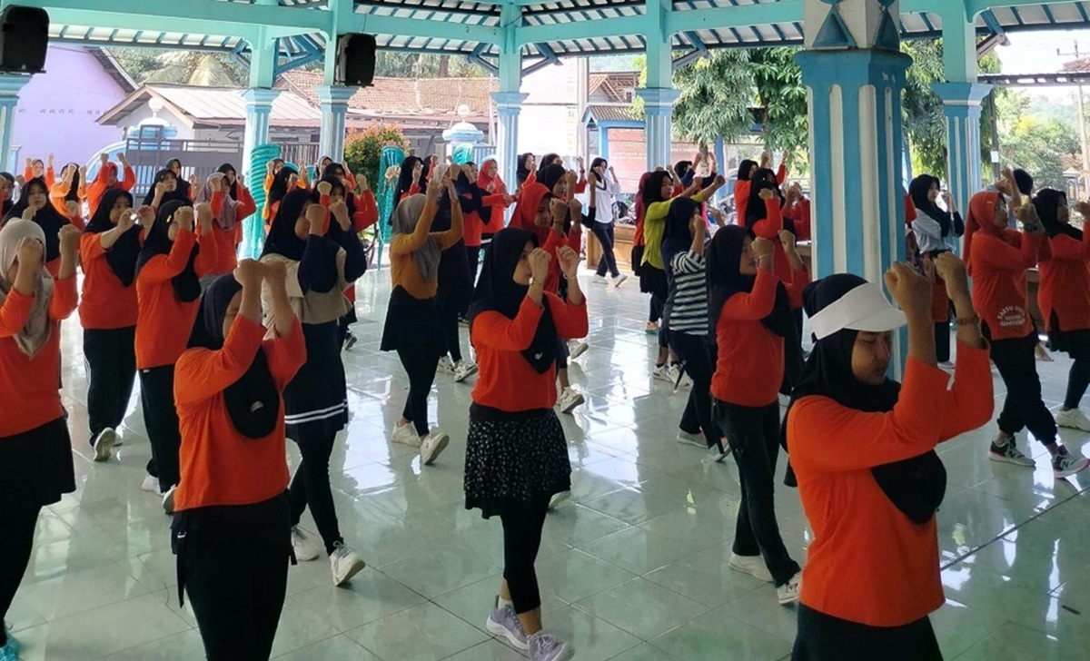 KKN 04 Desa Jambusari Universitas Peradaban Bumiayu Brebes Senam Bersama Ibu Ibu PKK