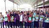 Kaisar Kiasa Serahkan Bantuan Pupuk Cair Ke Kelompok Tani di Desa Mernek Maos