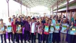 Kaisar Kiasa Serahkan Bantuan Pupuk Cair Ke Kelompok Tani di Desa Mernek Maos
