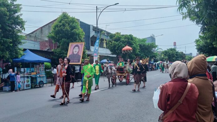 Pasukan pembawa foto mantan Bupati Banyumas dan kereta kuda saat kirab pusaka 16 Februari 2025