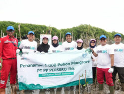 PTPP Hijaukan Pesisir Tambakrejo dengan 1.000 Mangrove, Lindungi Masyarakat dari Abrasi dan Perubahan Iklim